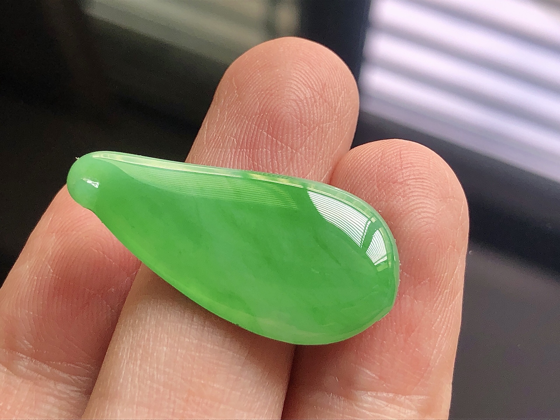 冰种阳绿福瓜，色泽艳阳，通透水润，玉质细腻，夺目迷人，镶嵌效果，品相，无裂，尺寸33.3*16.1*