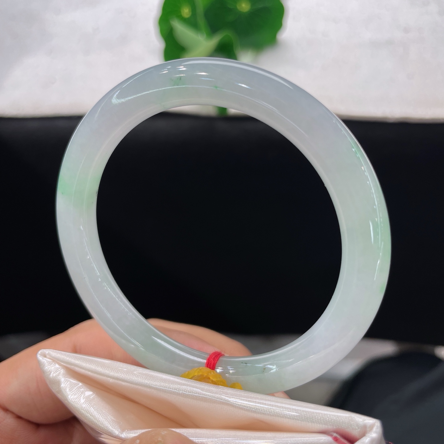 天然翡翠手镯 圈口55.3/7.1/8.2，冰飘绿花美人条，55/56可戴，冰玉凝素魄，碎翠落环身。腕间一圆镯，揽尽一川春风。无裂。
