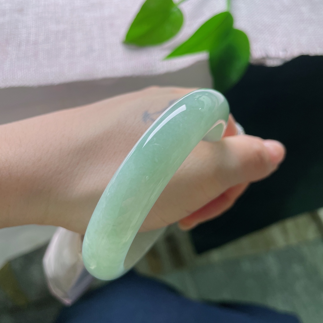57/13/8.2，绿底正圈，无裂，颜色温柔衬肤，上手干净显气色，清爽耐看，久看也不会审美疲劳。ss57828a