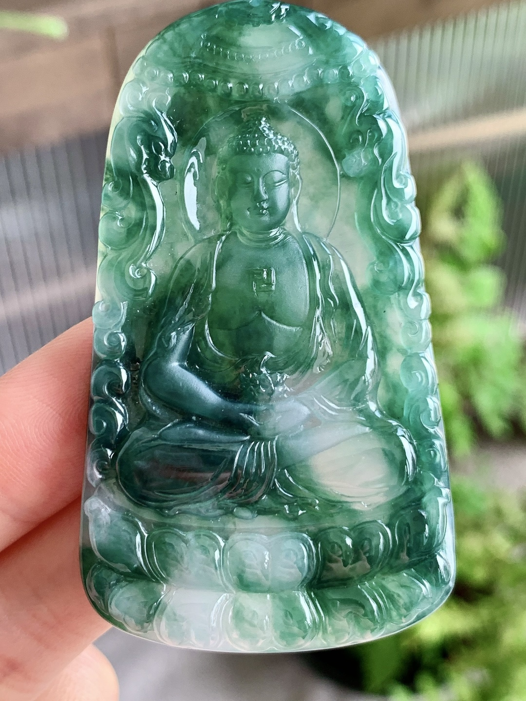糯冰飘花大日如来牌吊坠,缅料 性比高,尺寸67.7-39-5.8,重量36克