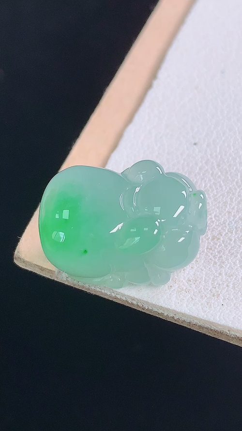 冰飘绿小猪，无裂，尺寸:18.0-11.7-10.1mm
