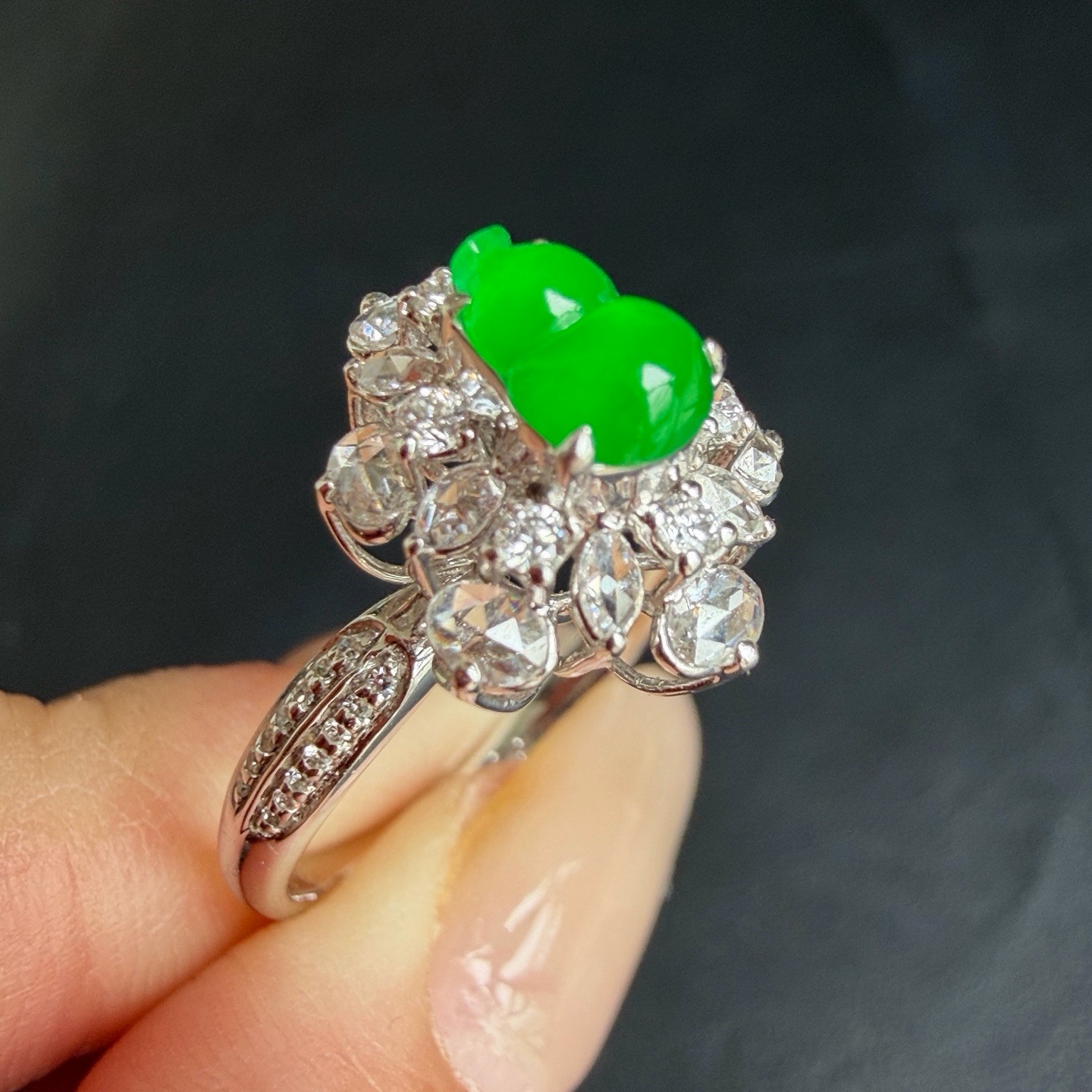 自然光实拍 翡翠A货 帝王绿品质葫芦戒指 这品质超赞 色相当辣 起光 18k金钻石 豪华镶 无裂，6