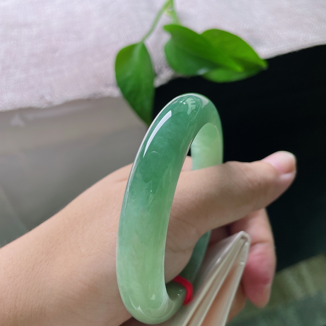 绿底正圈，有纹，温润青绿在腕间静静铺展，不张扬耀眼，于平凡烟火里，悄悄烘托佩戴者从容温婉的独特气质。ss58268a