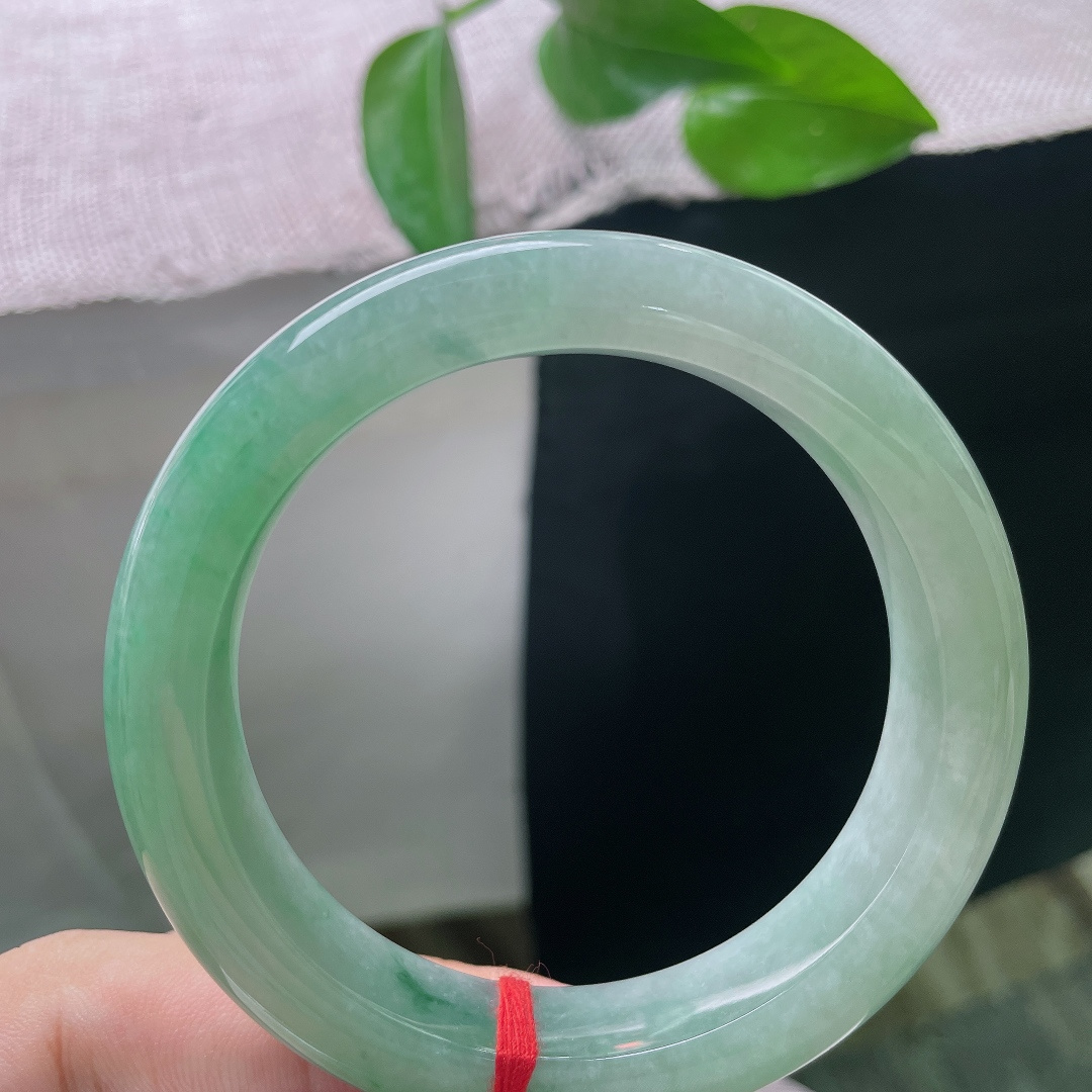 55.8/12.5/9.3，飘绿正圈，无裂，绿调温润衬肤显气质，无论是正式场合佩戴，还是日常穿搭，都能够hold得住各种场景。ss57967a