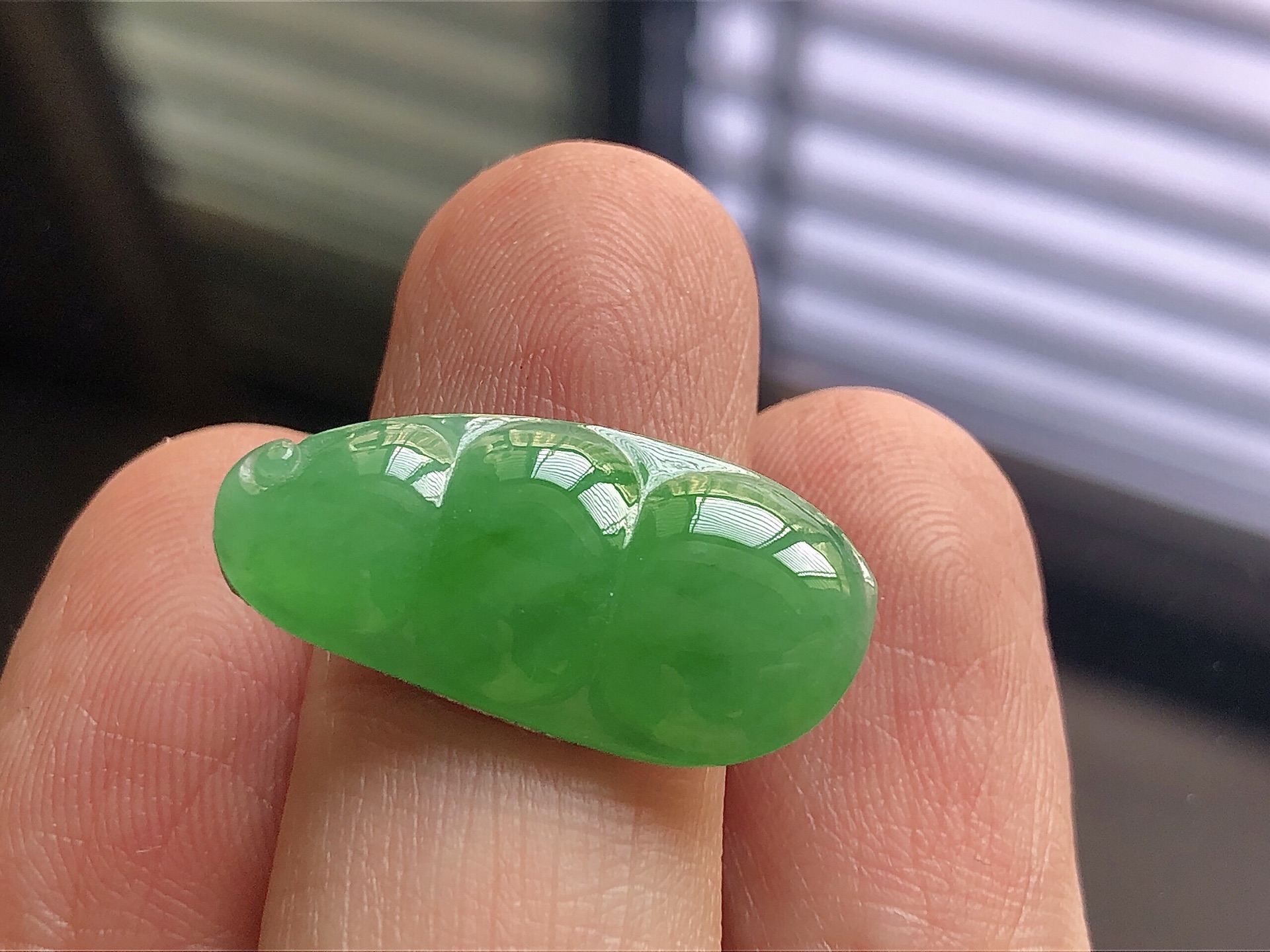 冰种阳绿福瓜，色泽艳阳，通透水润，玉质细腻，夺目迷人，镶嵌效果，品相，无裂，尺寸24.2*12*3.7