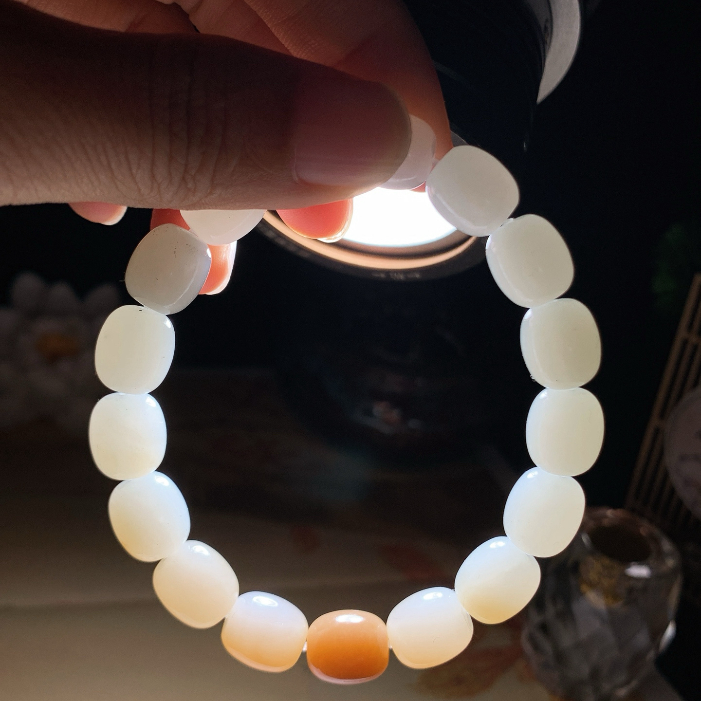 新疆和田玉且末糖手串 单颗尺寸12/10重35克 玉质细腻油润。手推出油。佩戴高端典雅。lt260905