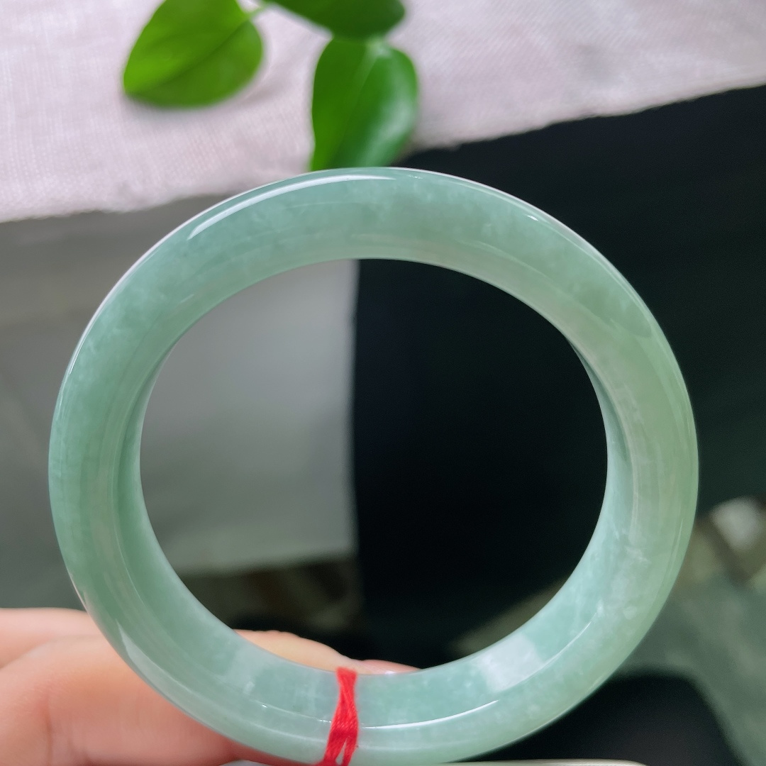 绿底正圈，晶体，玉质细腻扎实，镯身泛着温润柔光，种质温润，光泽内敛柔和，上手触感冰润舒服。ss579