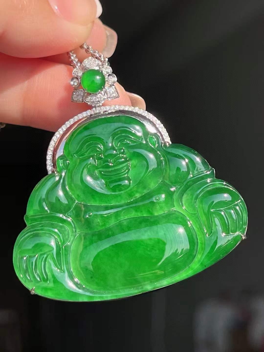 满色辣绿大弥勒佛吊坠，细腻水润，精工雕刻，品质杠杠滴，无裂