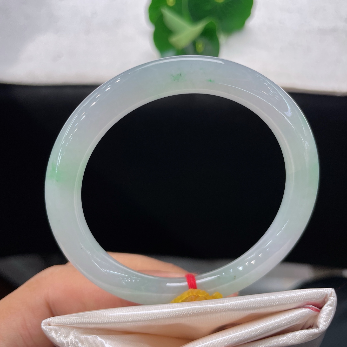 天然翡翠手镯 圈口55.3/7.1/8.2，冰飘绿花美人条，55/56可戴，冰玉凝素魄，碎翠落环身。腕间一圆镯，揽尽一川春风。无裂。