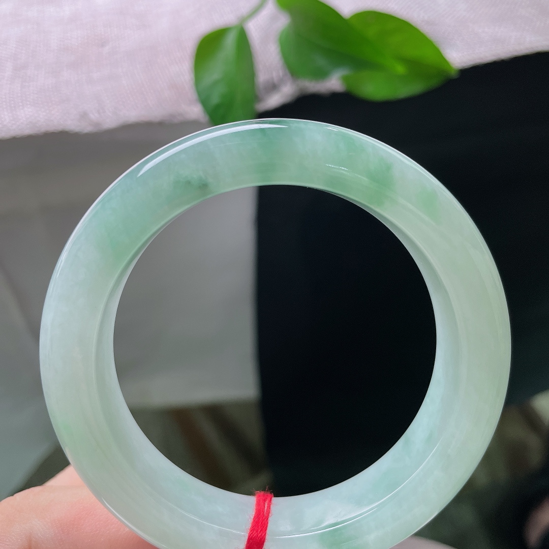 飘花正圈，晶体纹，清润冰底之上晕染缕缕灵动飘绿，花色随性舒展，如同青山映于碧水，写意感十足。ss58034a