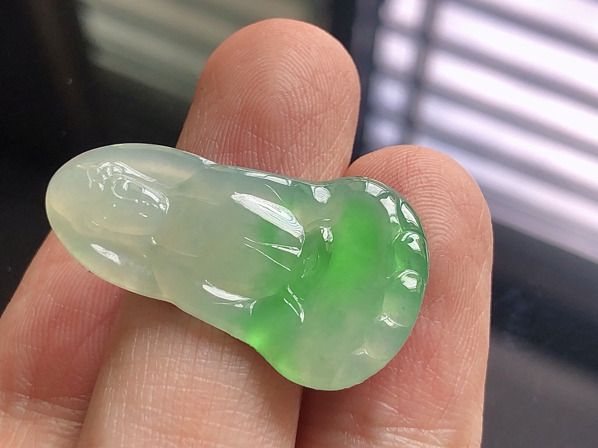 冰种阳绿观音，色泽艳阳，通透水润，玉质细腻，夺目迷人，雕工精湛，面相慈祥，品相，无裂，尺寸32.5*18.6*2.5