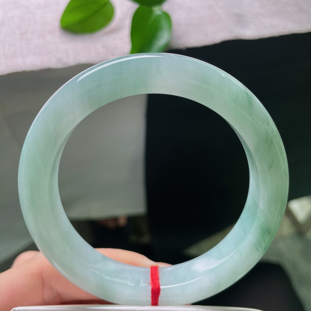 飘花正圈，有纹，温润素雅，不依靠艳丽飘花博取目光，瓷润的玉骨自带沉静气质，属于越戴越有味道，耐得住反
