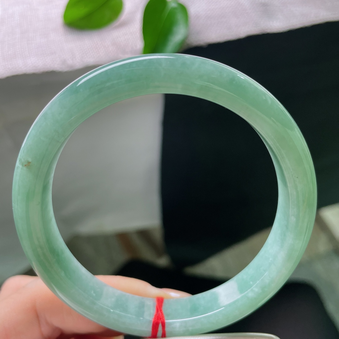 绿底正圈，晶体，大圈口，青调柔和衬肤色，不挑穿搭，日常通勤、新中式穿搭都能适配。ss57940a