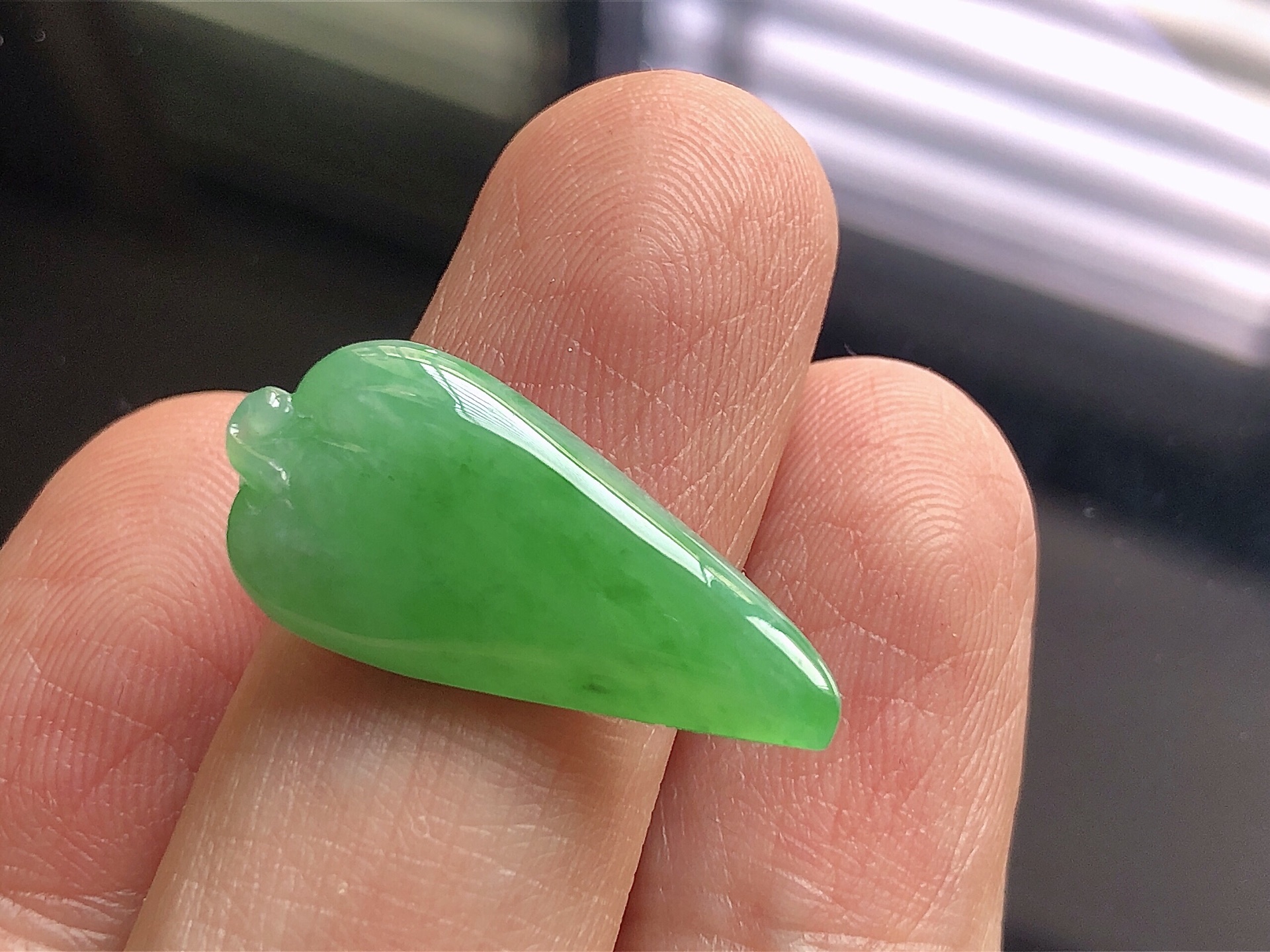 冰种阳绿福瓜，色泽艳阳，通透水润，玉质细腻，夺目迷人，镶嵌效果，品相，无裂，尺寸25.5*12*4