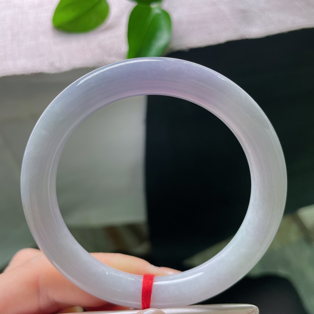 圆条，晶体，玉质细腻温润，镯身光泽柔和莹亮，种质扎实，圆条条杆圆润饱满，上手贴手温润。ss57945
