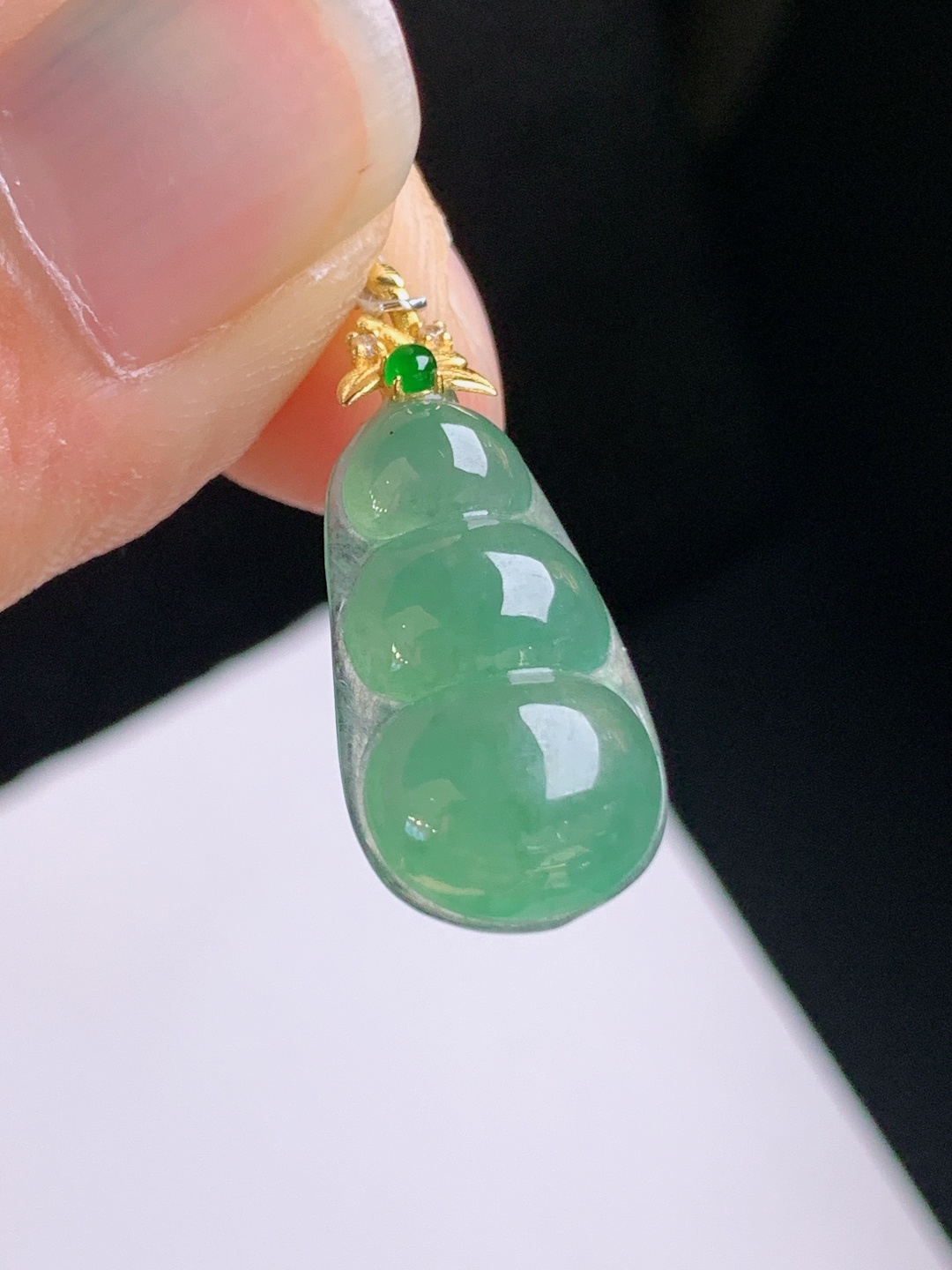 湖水绿福豆吊坠，水色清润，饱满圆润，连中三元