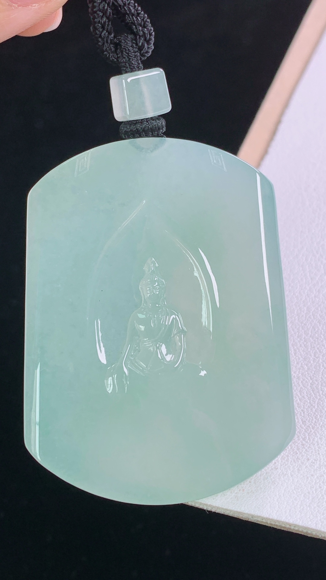 冰种观音，一刀切菩萨，冰润荧光，清爽细腻，无裂，尺寸:51.4-38.1-5.6mm