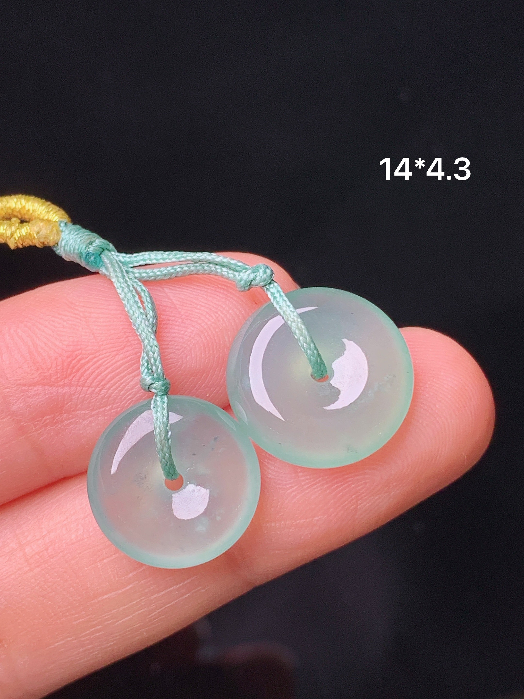 冰种平安扣一对 玉质细腻 色泽艳丽清新 水润亮眼 整体尺寸14*4.3 a8