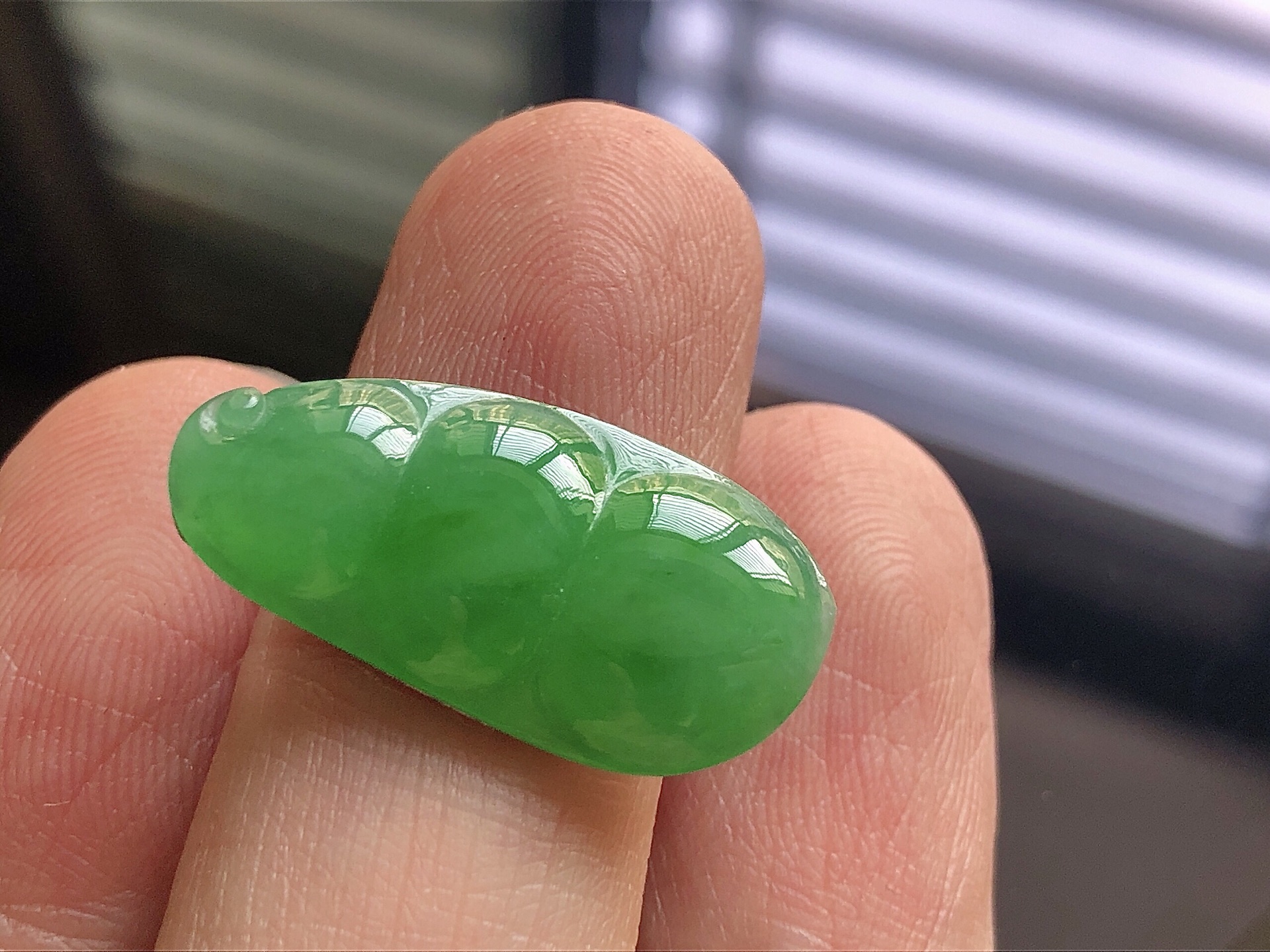 冰种阳绿福瓜，色泽艳阳，通透水润，玉质细腻，夺目迷人，镶嵌效果，品相，无裂，尺寸24.2*12*3.7