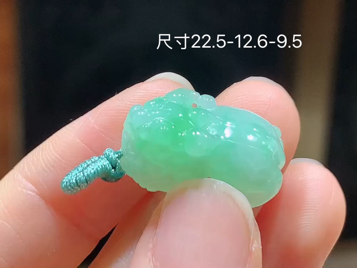 阳绿貔貅,无裂,尺寸22.5-12.6-9.5