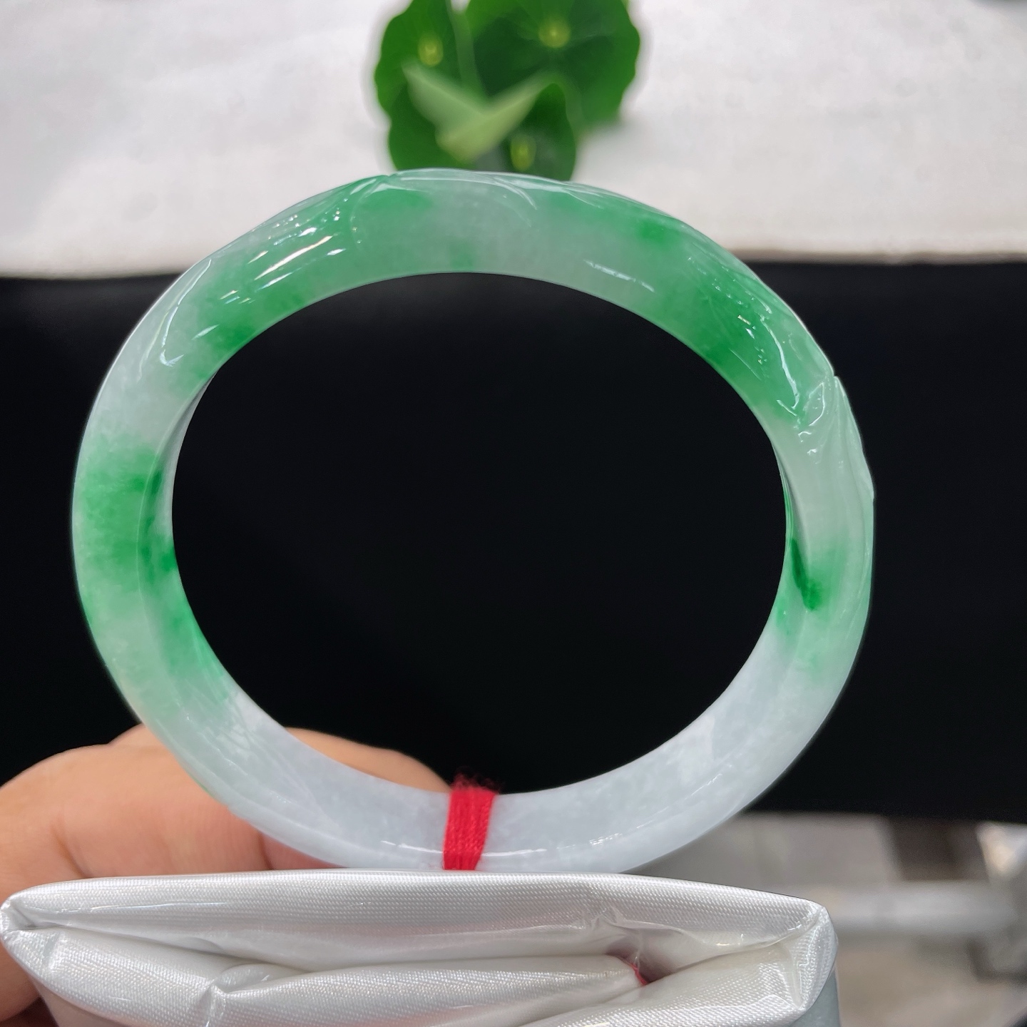 天然翡翠手镯 圈口58/11.3/7.1，冰飘绿雕花正圈，57/58可戴，白底衬鲜阳绿，翠色浓艳灵动