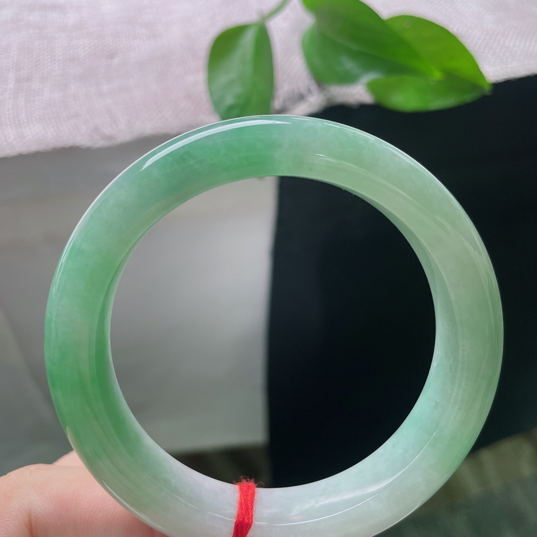 56/12.2/9.3，飘绿正圈，无裂，翠色温润铺展镯身，色泽柔和饱满，上手自带端庄大气的大家风范。ss57973a