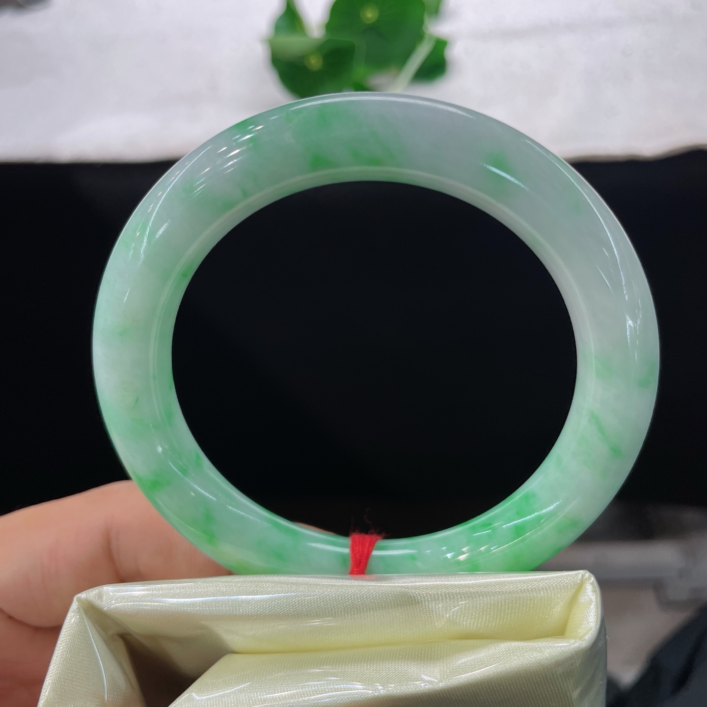 【翡翠手镯】圈口58/11.2/10.6，飘绿胖圆条，正圈59/60可戴，仿若春草漫汀，质地温润澄澈。无裂。