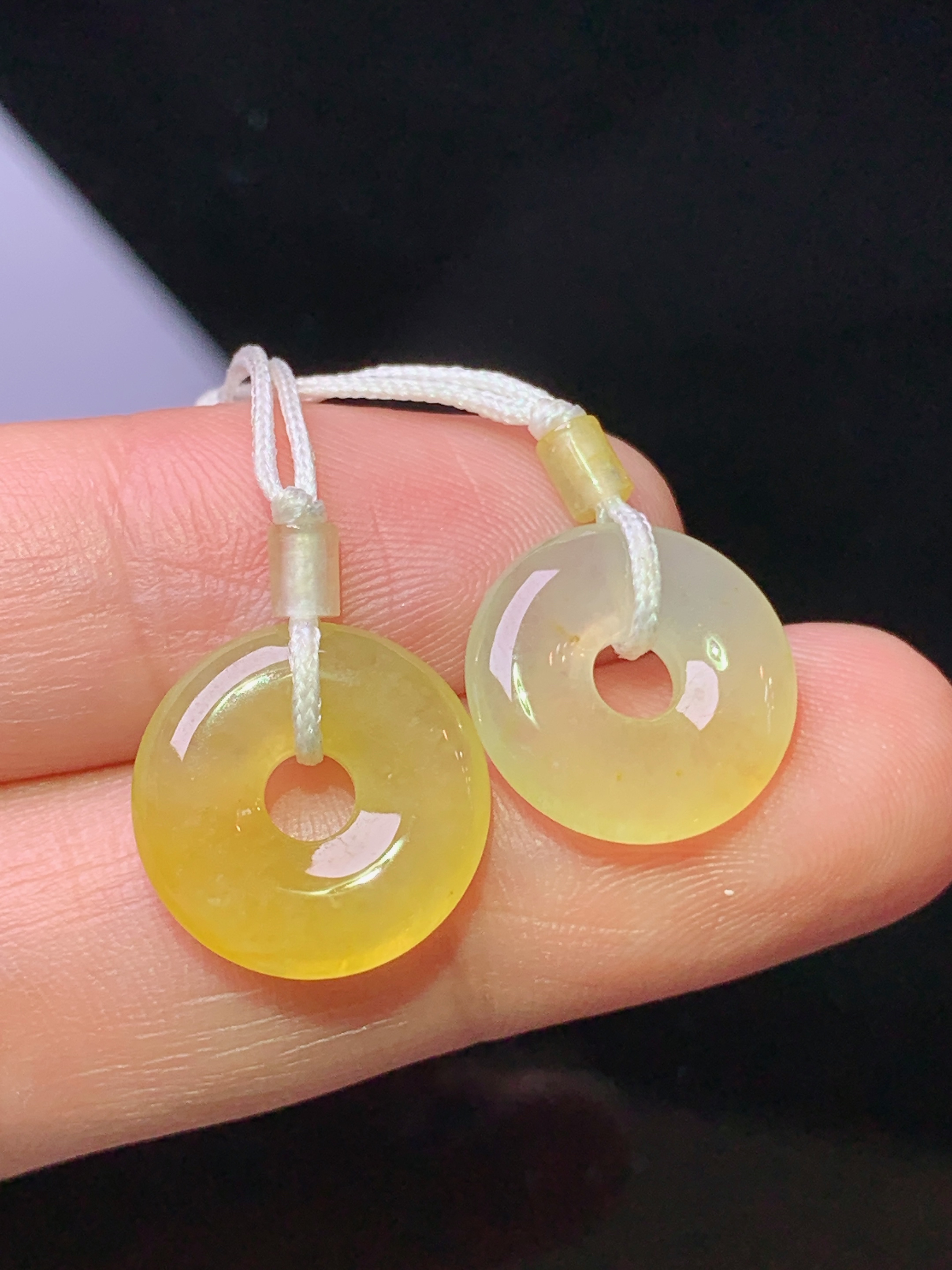 黄翡平安扣一对 玉质细腻 色泽艳丽清新 水润亮眼 整体尺寸13.8*3.2 a8