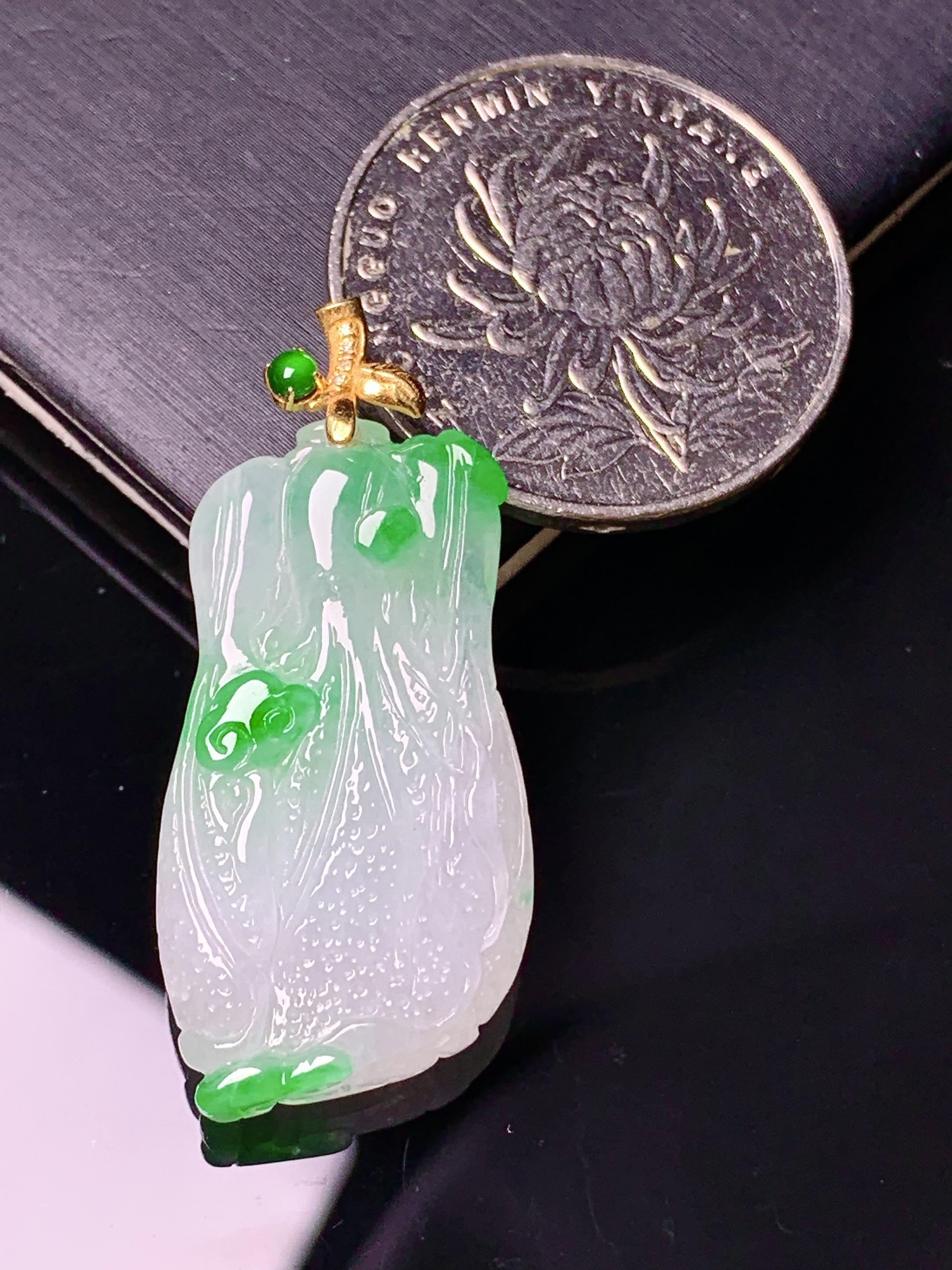 18k金镶嵌飘绿白菜吊坠 玉质细腻 色泽艳丽清新 水润亮眼 整体尺寸36.2*16.2*5.5 e1