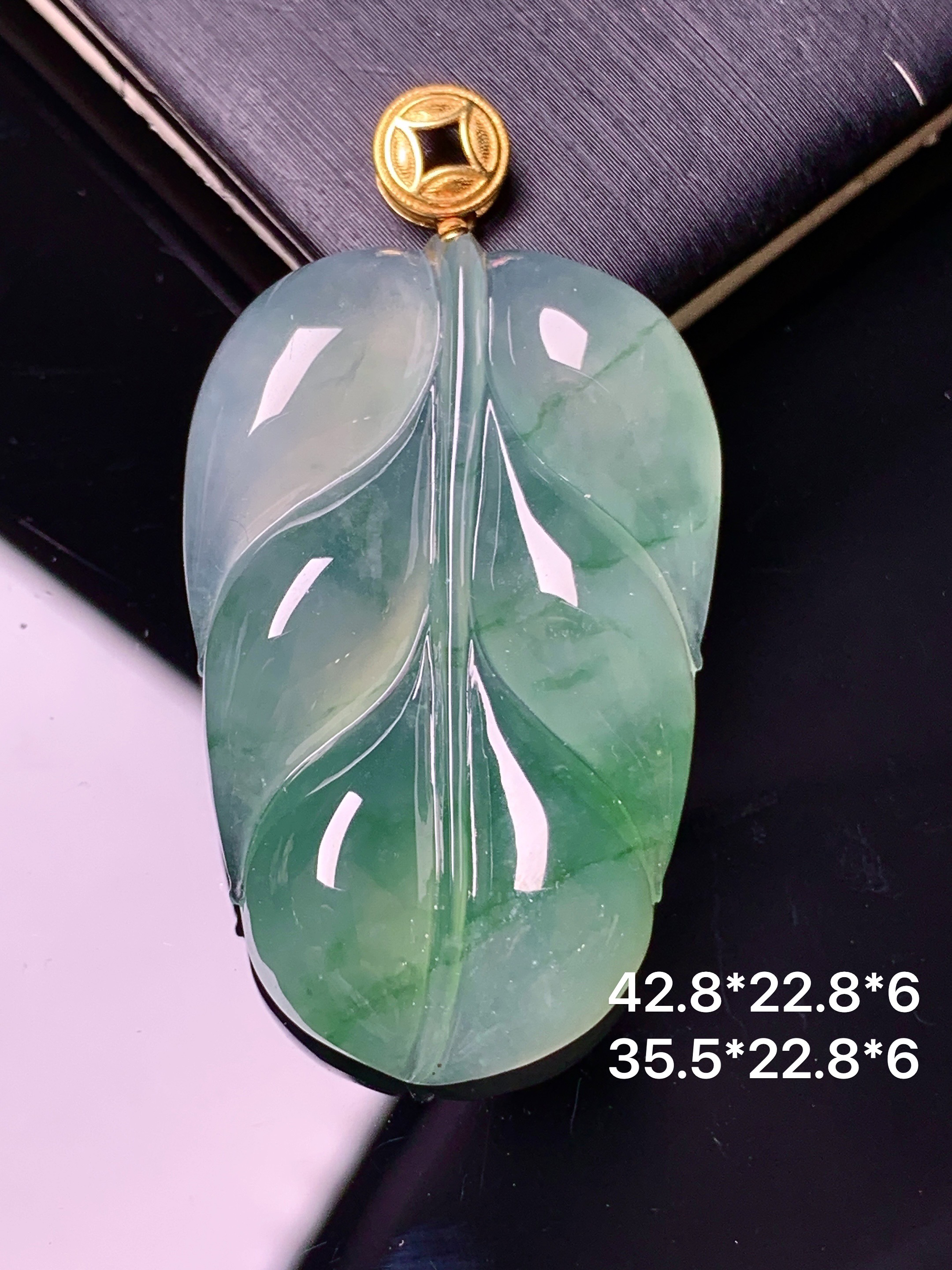 18k金镶嵌飘绿树叶吊坠 玉质细腻 色泽艳丽清新 水润亮眼 整体尺寸42.8*22.8*6 m1