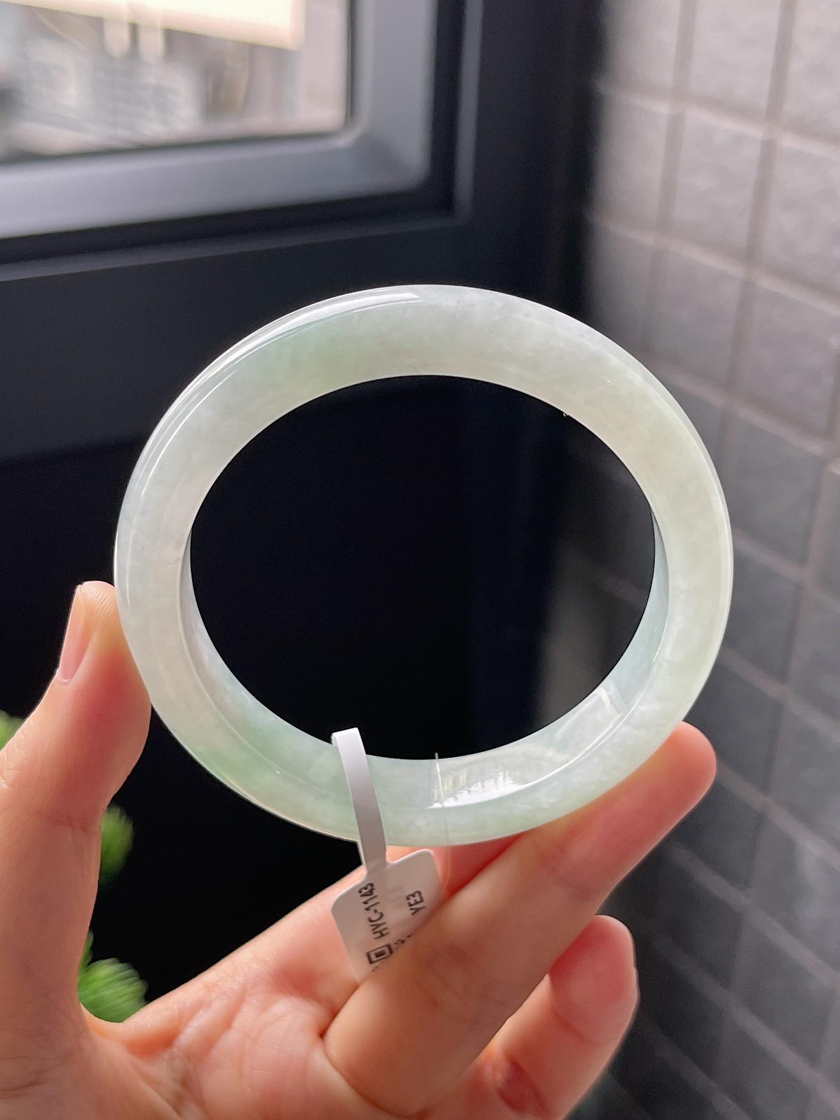 正圈56.2圈口，翡翠冰糯种浅绿色飘花手镯