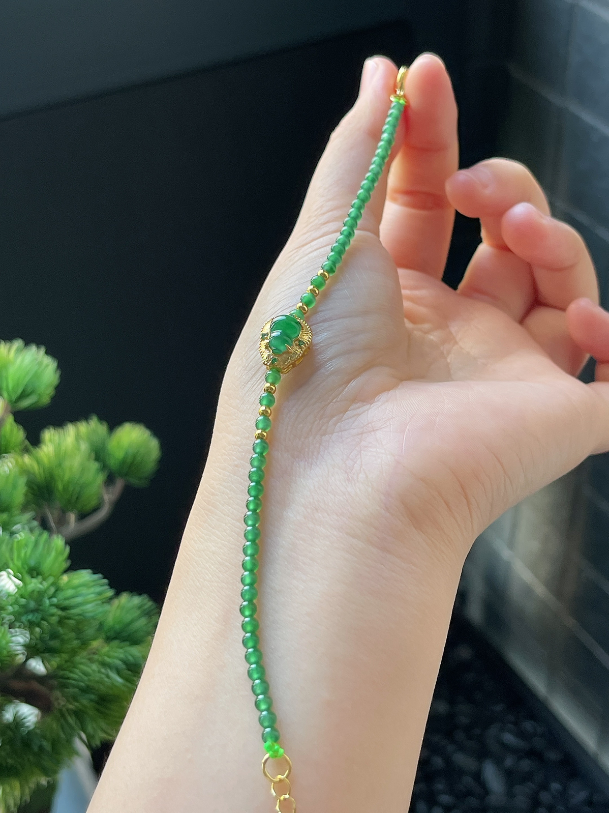 翡翠绿色小米珠手链