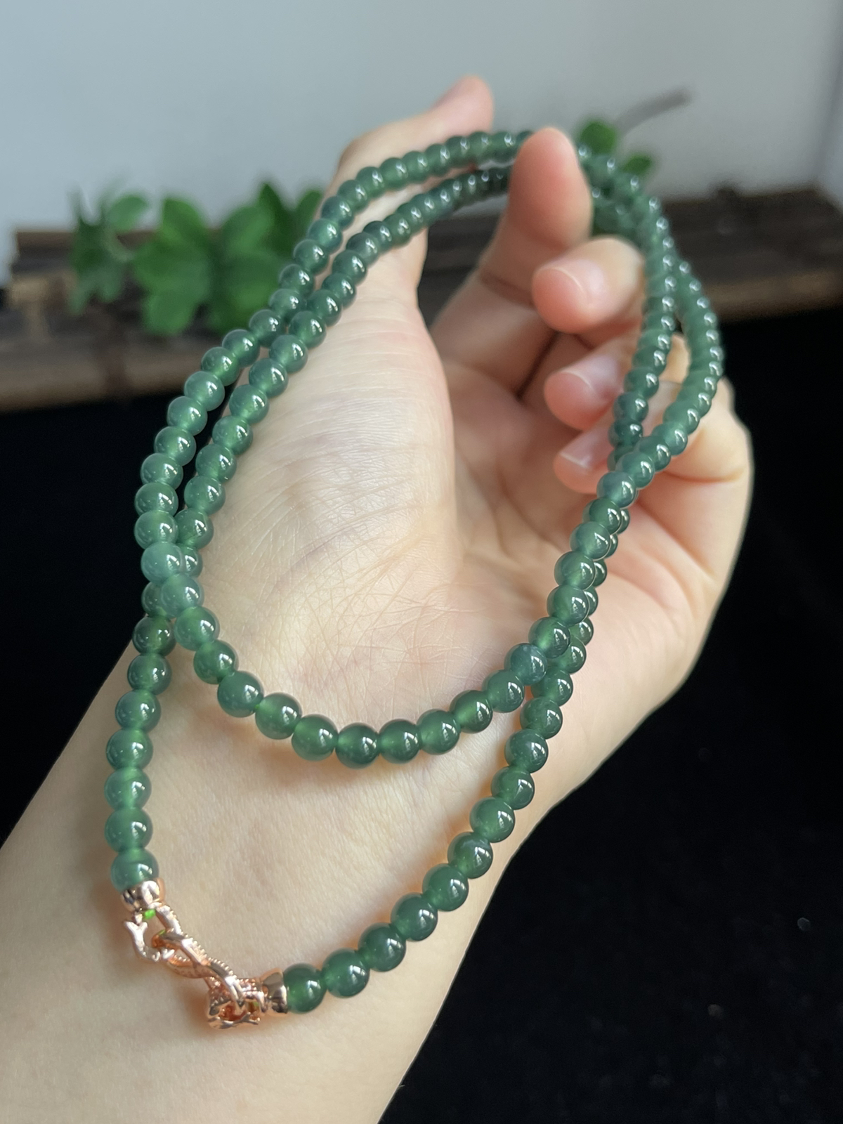 翡翠项链，满绿的颜色，晶莹剔透，做手链3圈都是很漂亮的