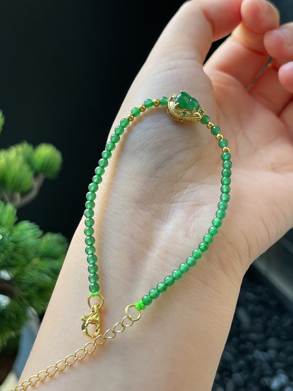 翡翠绿色小米珠手链