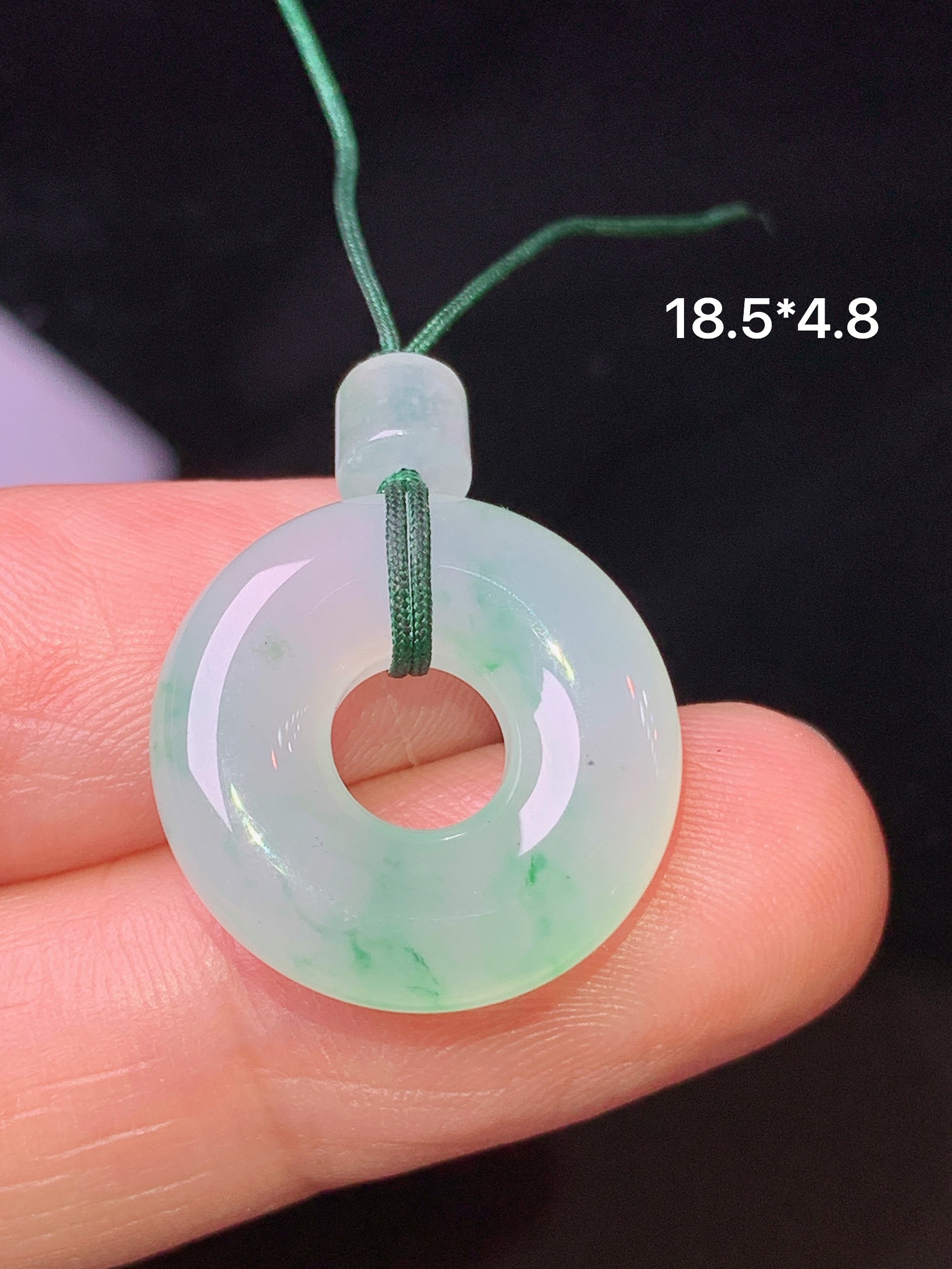 飘绿平安环 玉质细腻 色泽艳丽清新 水润亮眼 整体尺寸18.5*4.8 m1