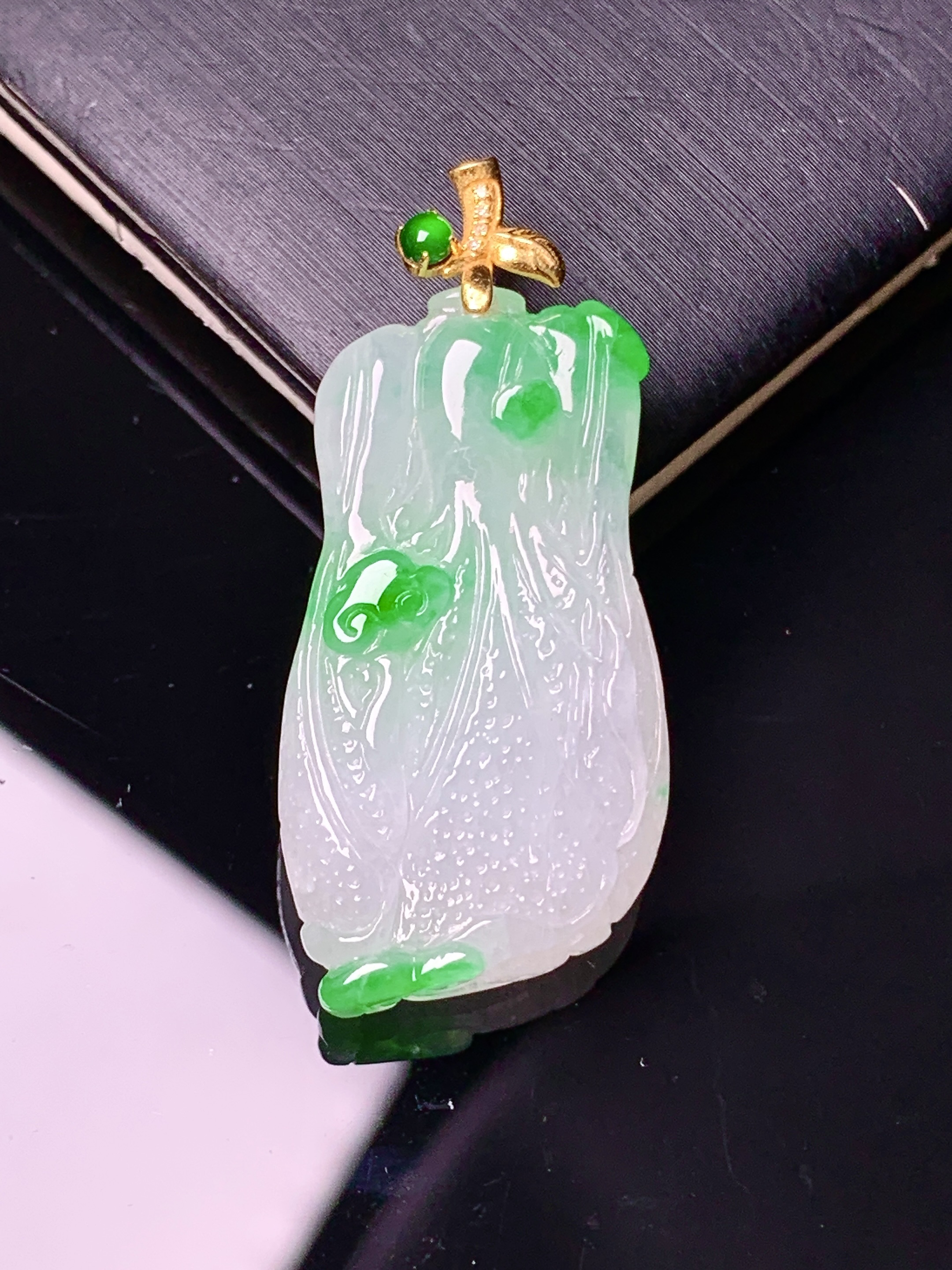 18k金镶嵌飘绿白菜吊坠 玉质细腻 色泽艳丽清新 水润亮眼 整体尺寸36.2*16.2*5.5 e1