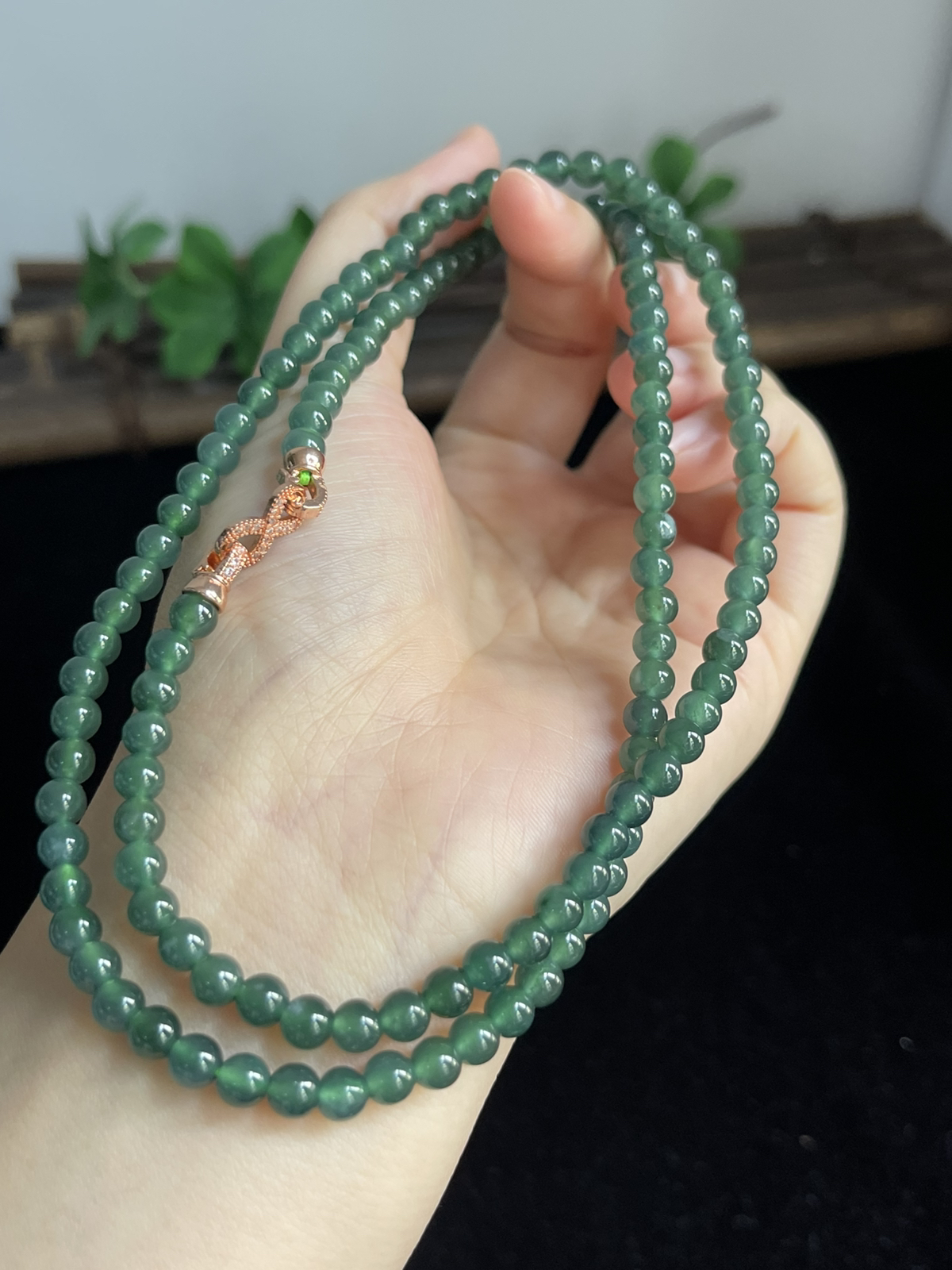 翡翠项链，满绿的颜色，晶莹剔透，做手链3圈都是很漂亮的