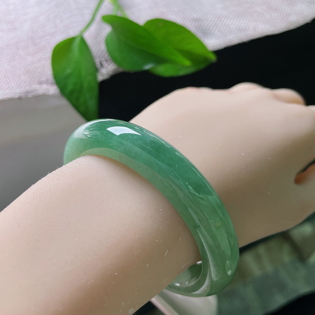 绿底正圈，有纹，温润青绿在腕间静静铺展，不张扬耀眼，于平凡烟火里，悄悄烘托佩戴者从容温婉的独特气质。ss58268a
