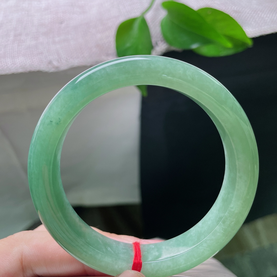 绿底正圈，有纹，温润青绿在腕间静静铺展，不张扬耀眼，于平凡烟火里，悄悄烘托佩戴者从容温婉的独特气质。ss58268a