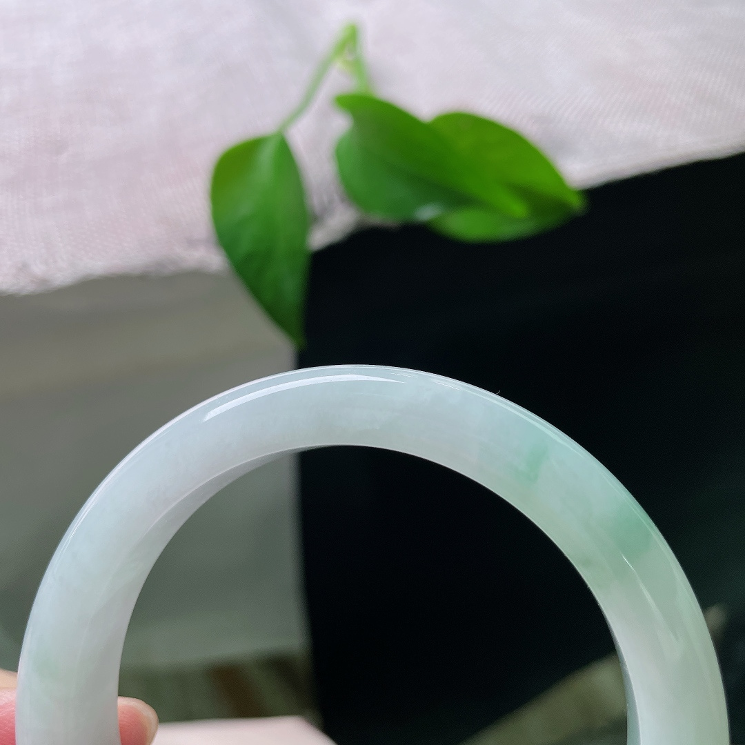 飘花正圈，皮纹，光线流转镯面，缕缕翠花跟着光影浮动，疏密有致，不浓不烈，上手雅致温柔，ss57956a
