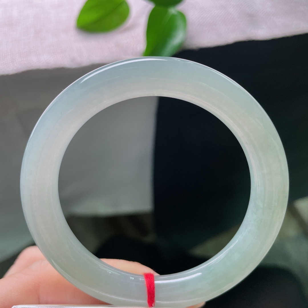 飘绿圆条，有纹，满圈清润的湖水色调沉静流淌，质感冰润内敛，自带清冷静谧的氛围感。ss58225a