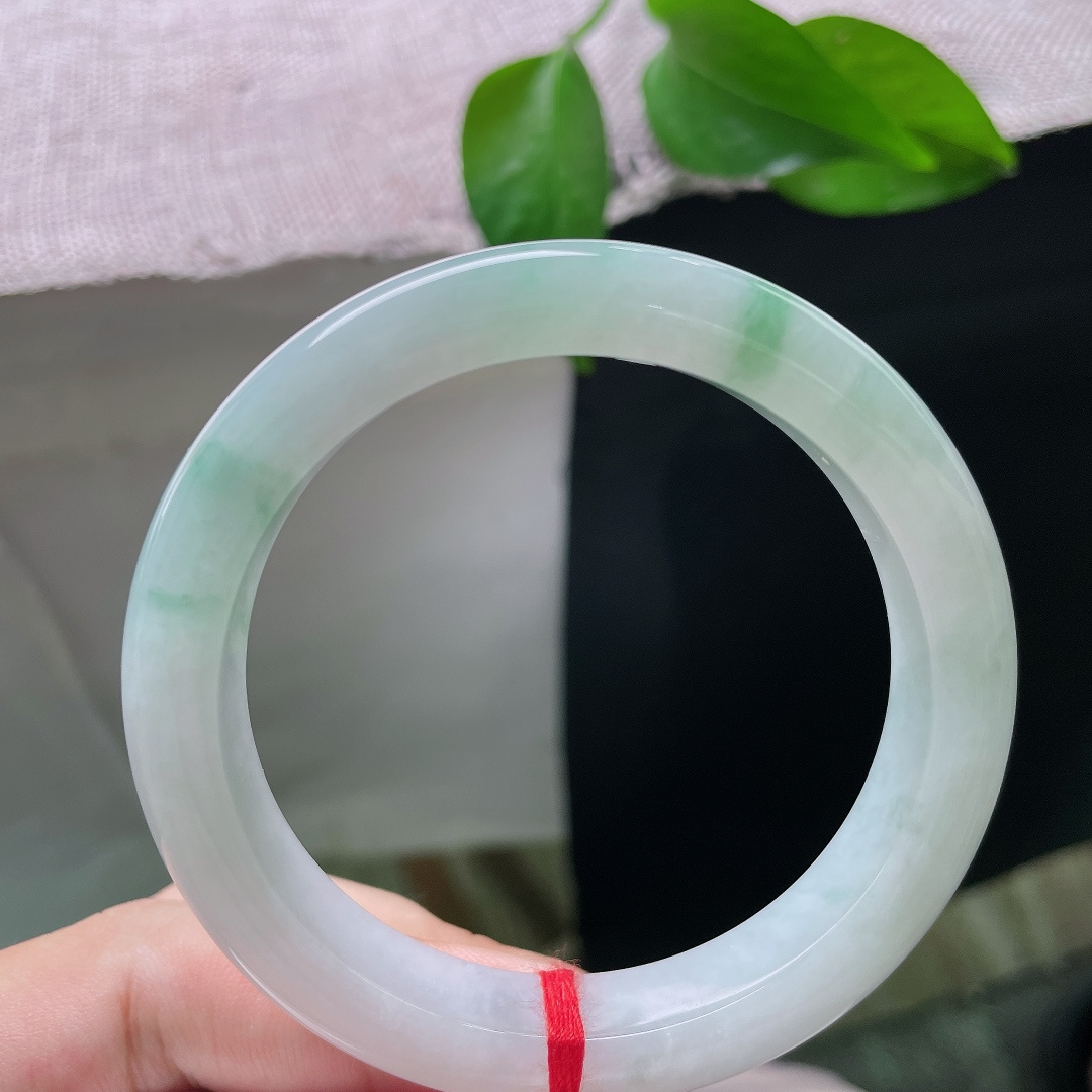飘花正圈，皮纹，光线流转镯面，缕缕翠花跟着光影浮动，疏密有致，不浓不烈，上手雅致温柔，ss57956