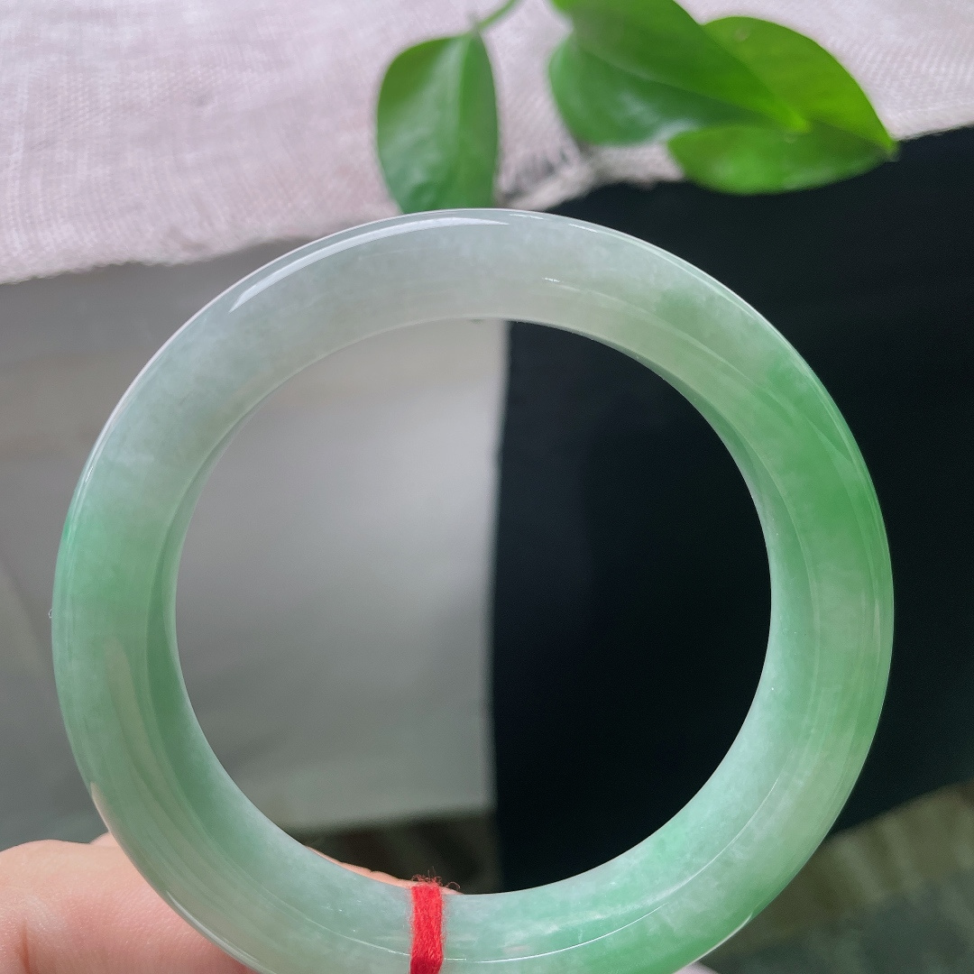 56/12.2/9.3，飘绿正圈，无裂，翠色温润铺展镯身，色泽柔和饱满，上手自带端庄大气的大家风范。ss57973a