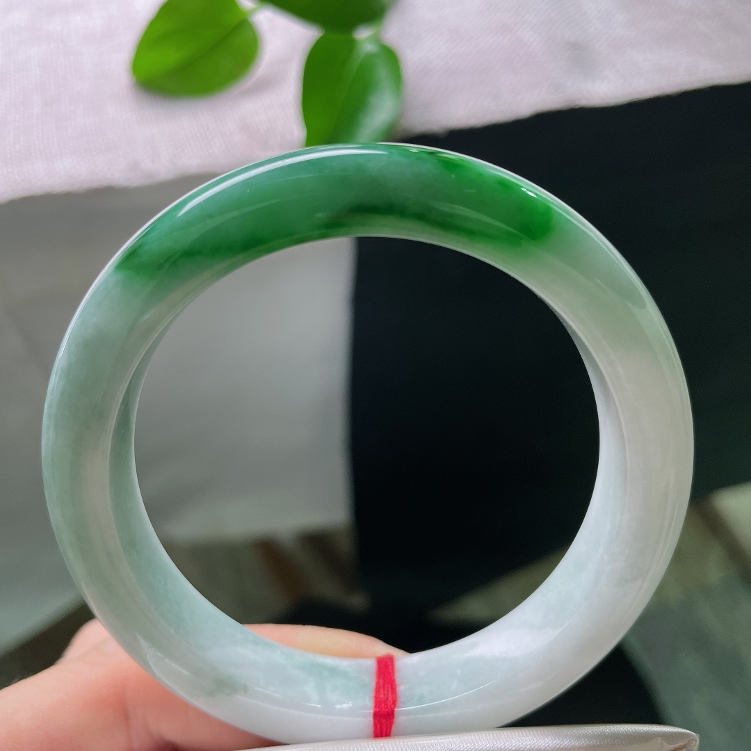 57/11.9/9.2，飘绿正圈，横纹，鲜亮的翠色集中于一隅，不漫天弥散，恰到好处成为整支镯子的点睛