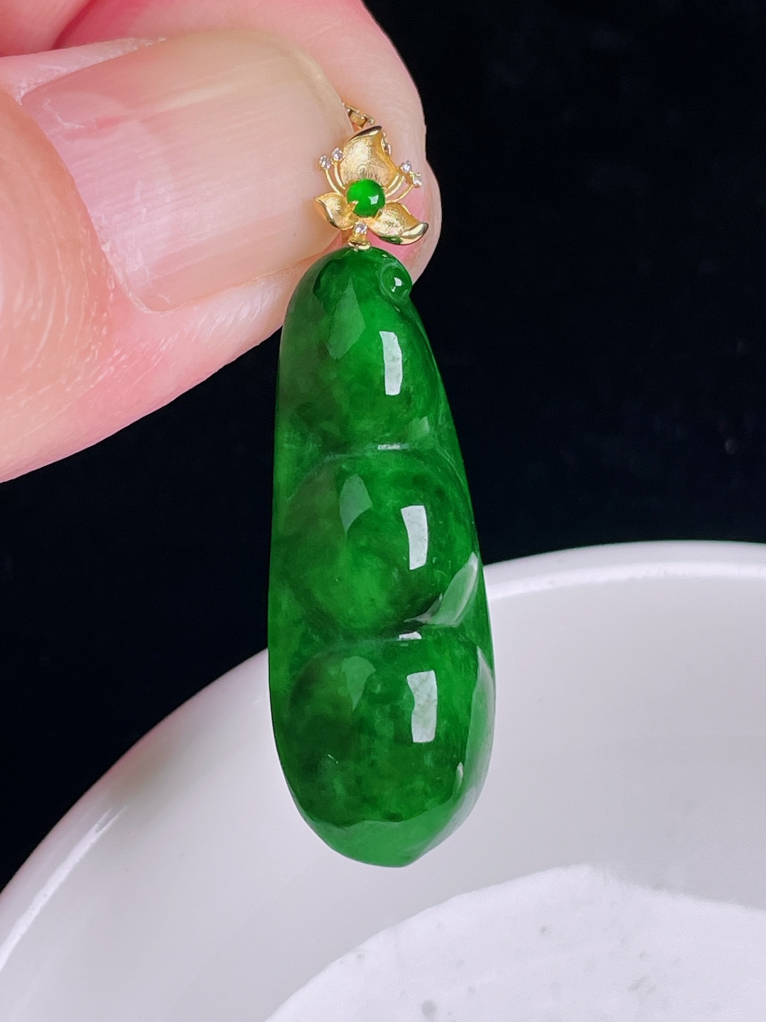 辣绿豆子福豆，18k镶嵌，老种起光，细底通透，尺寸：38.5裸石32.2/13/7.1mm0905