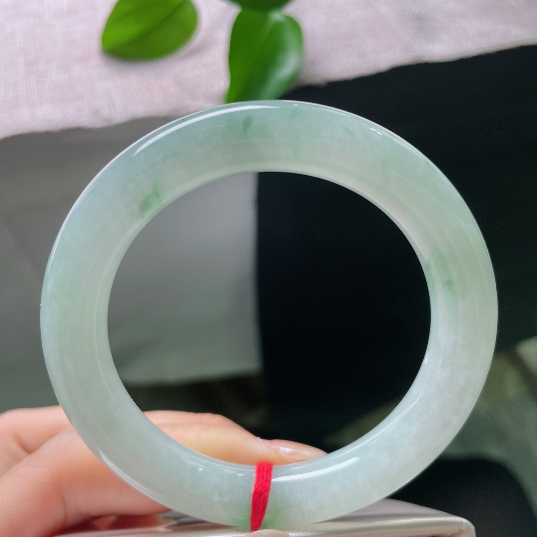飘花圆条，横纹，清润玉色静静流淌，错落的飘花是大自然千万年的雕琢，造就这一只无可复制的天然翡翠手镯。