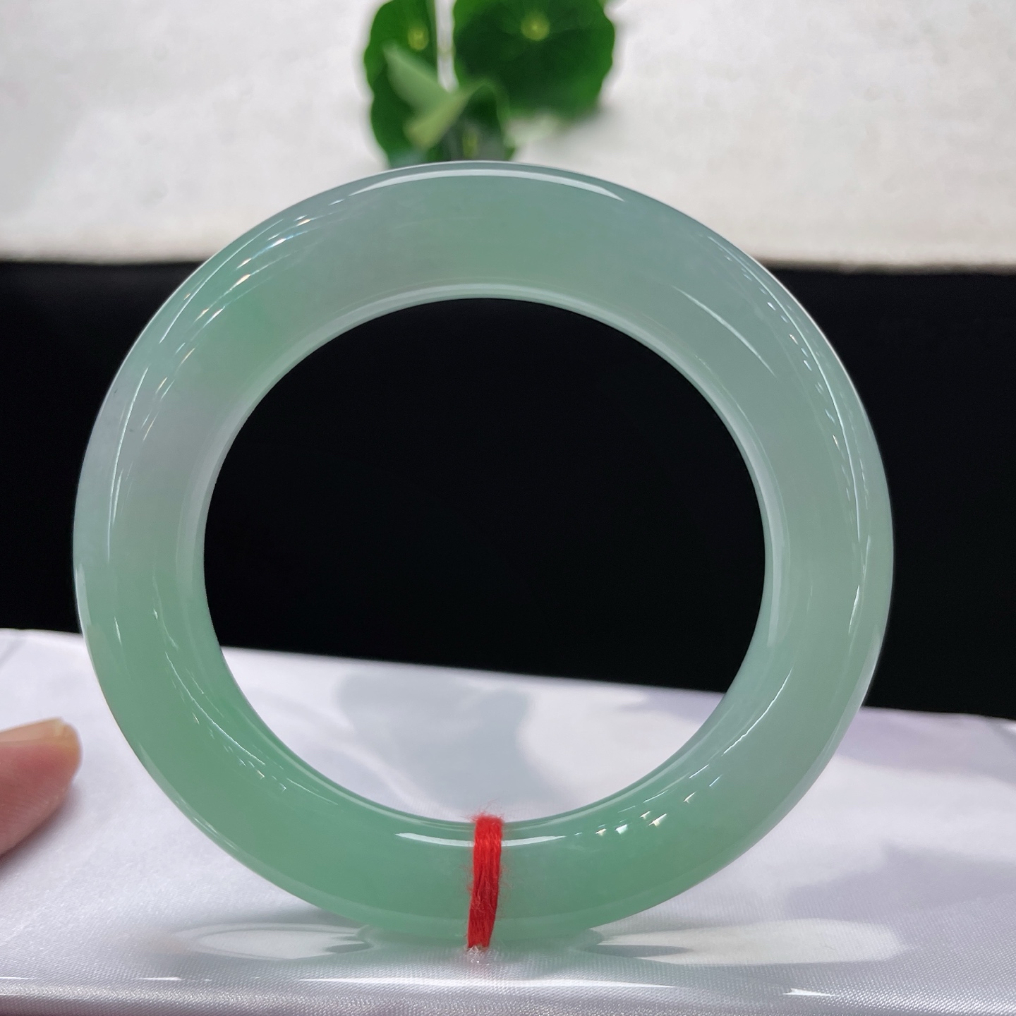 天然翡翠手镯，圈口57/12，冰晴绿胖圆条，57/58可戴，一汪晴水碧，温润入腕来，无裂。