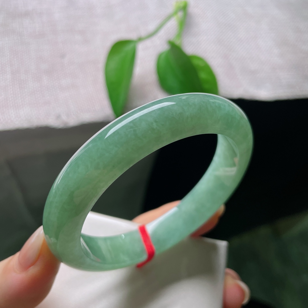 绿底正圈，晶体，满圈晕染清润的湖水碧色，色调柔和匀净，似一汪静卧的幽湖，清逸温婉。ss58253a