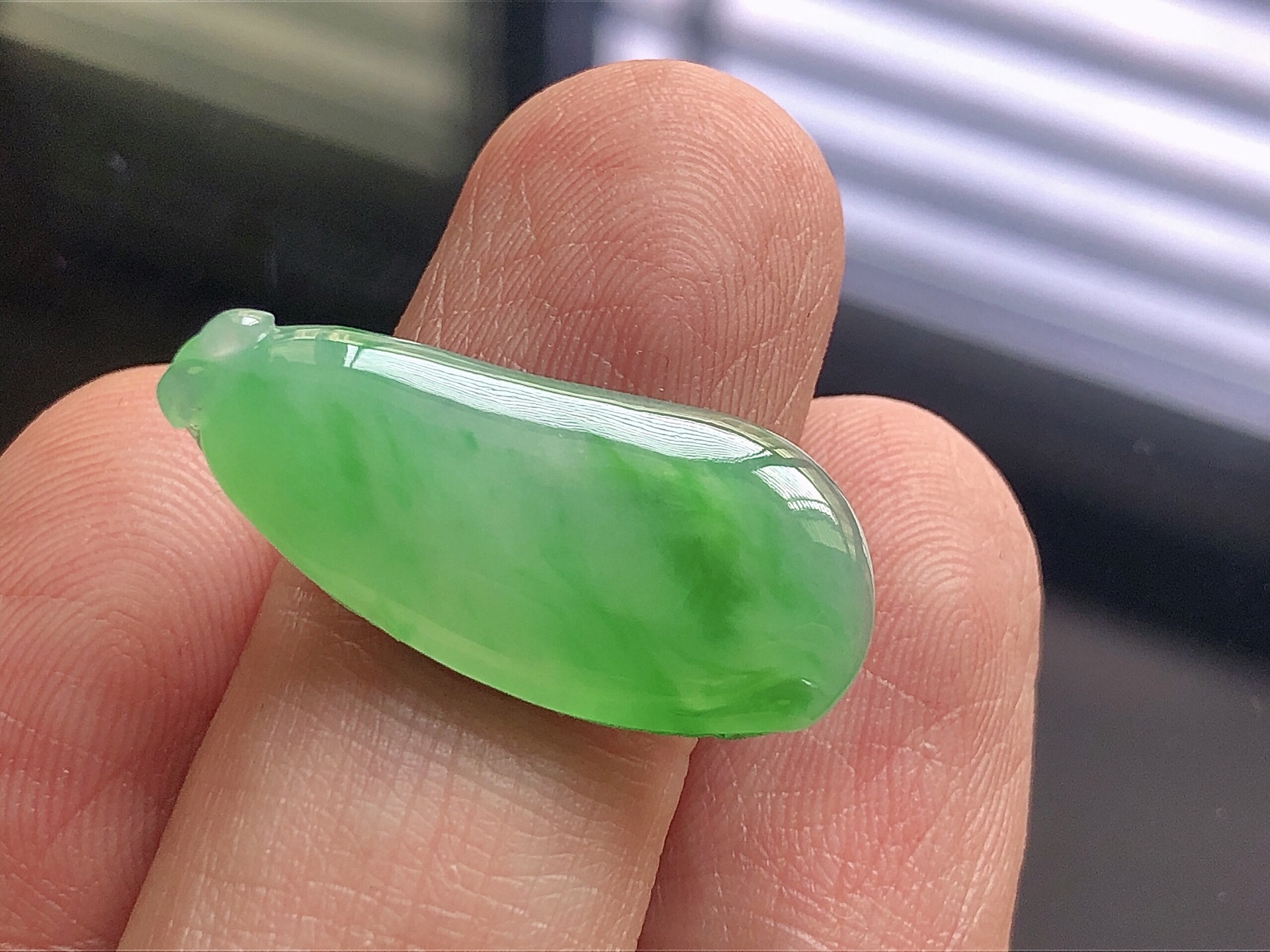 冰种阳绿福瓜，色泽艳阳，通透水润，玉质细腻，夺目迷人，镶嵌效果，品相，无裂，尺寸26.6*12*3.2