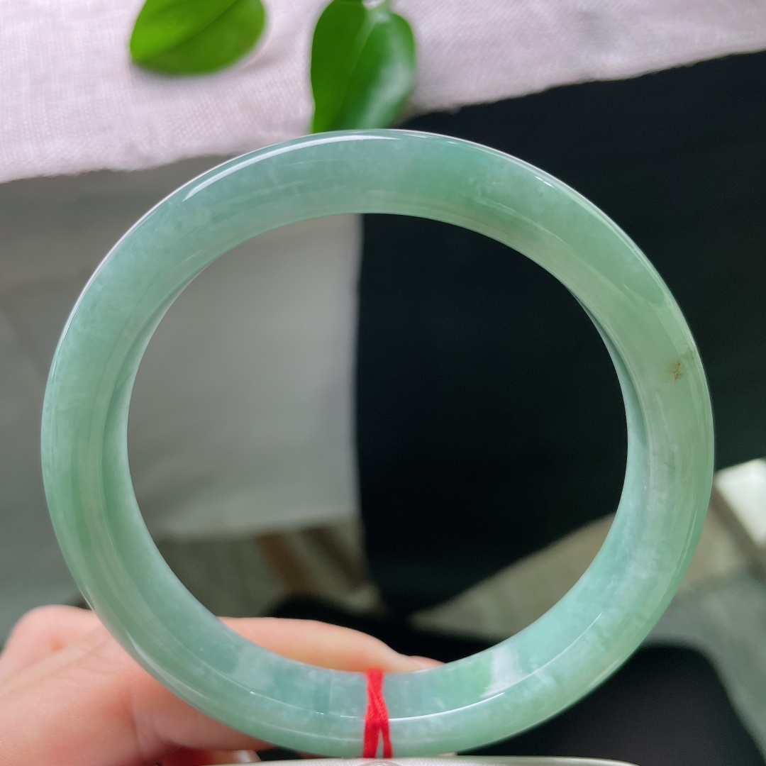 绿底正圈，晶体，大圈口，青调柔和衬肤色，不挑穿搭，日常通勤、新中式穿搭都能适配。ss57940a